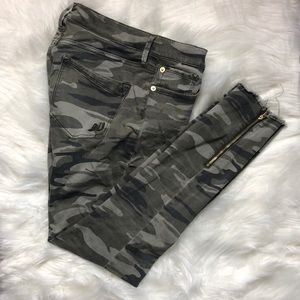 EXPRESS Camo Ankle Legging